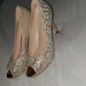 Beige heels with muticolored stones